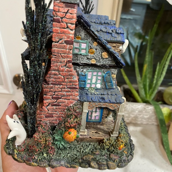 "Lily's Inn" The Munsters Halloween Village Hawthorne Village with COA - Picture 10 of 16